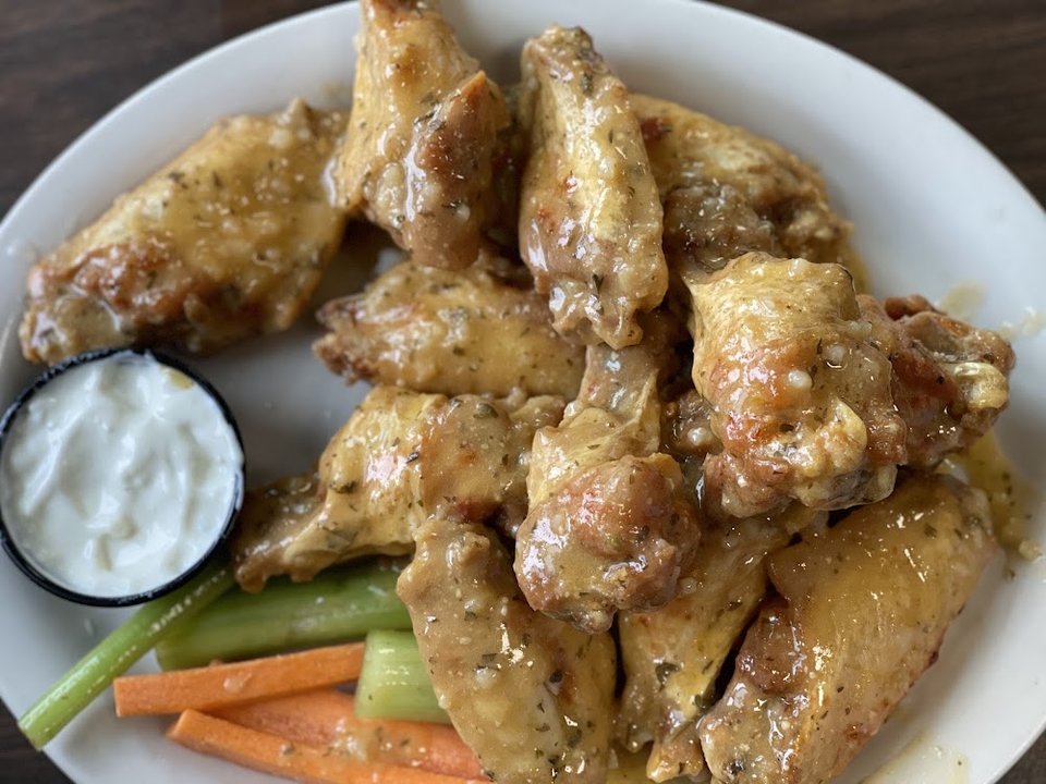 Brown Chicken Wings with Dipping Sauce